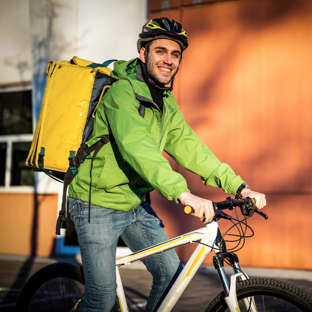 Rayan livreur en restauration rapide commence sa livraison à vélo