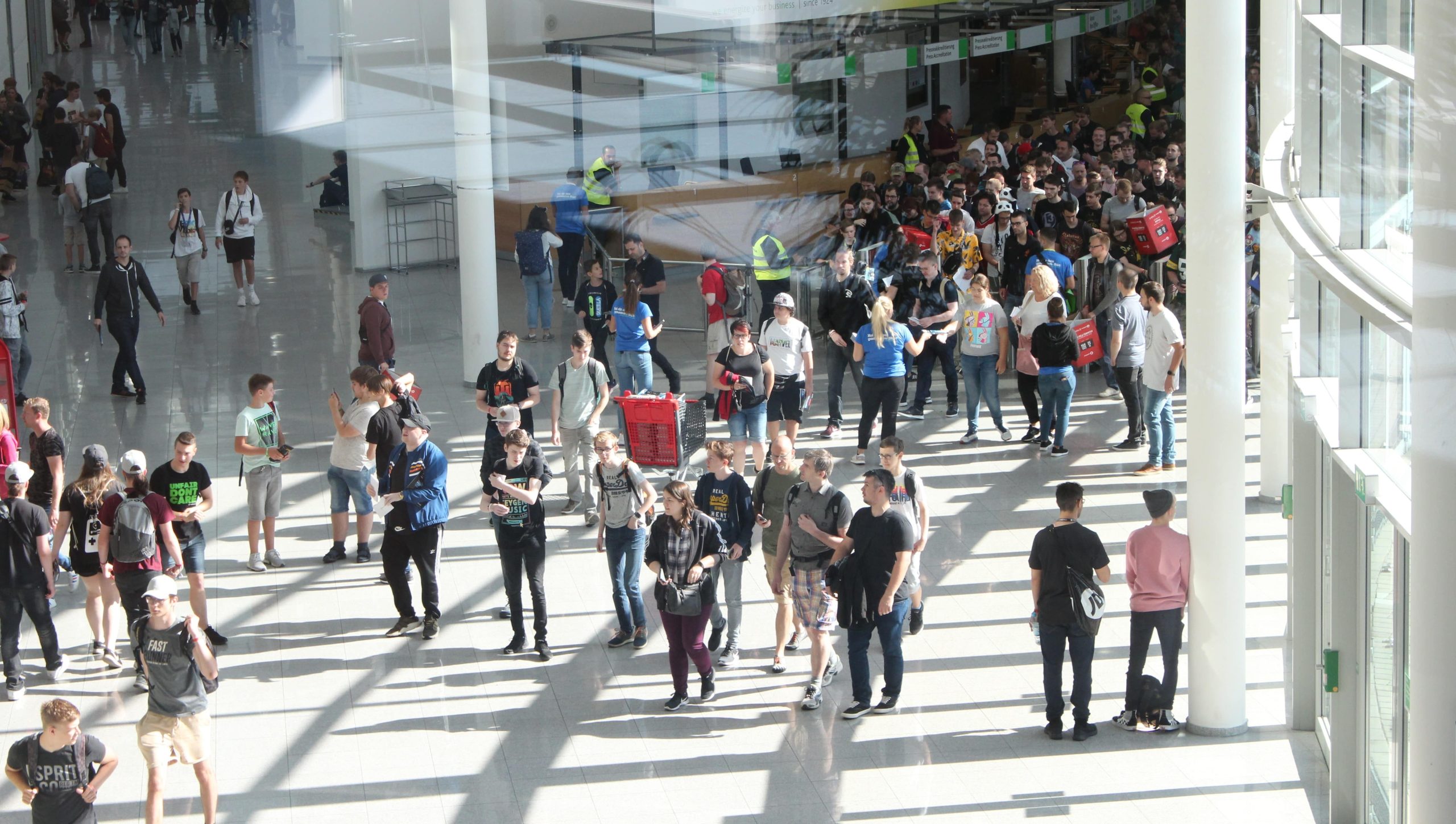 Des étudiants dans un salon d'orientation